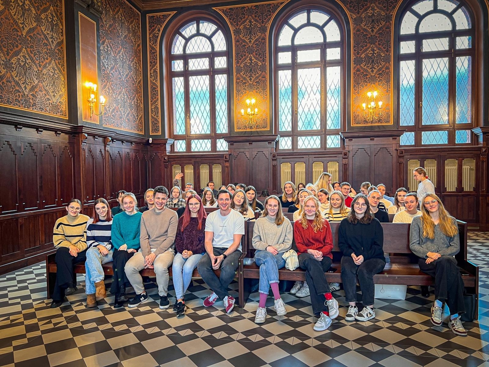 Zdjęcie w galerii na portalu naszraciborz.pl: Studenci pielęgniarstwa zgłębiają prawo medyczne w raciborskim sądzie. Zajęcia w praktyce wymiaru sprawiedliwości wiadomości z regionu