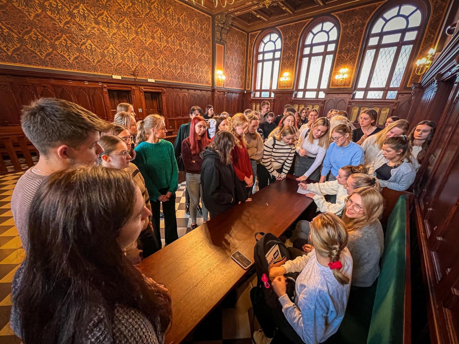 Zdjęcie w galerii na portalu naszraciborz.pl: Studenci pielęgniarstwa zgłębiają prawo medyczne w raciborskim sądzie. Zajęcia w praktyce wymiaru sprawiedliwości wiadomości z regionu