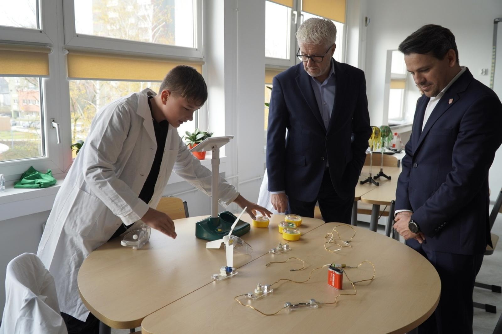 Zdjęcie w galerii na portalu naszraciborz.pl: Otwarcie Zielonej Pracowni w SP 1. Zielona wyspa Ostróg wiadomości z regionu