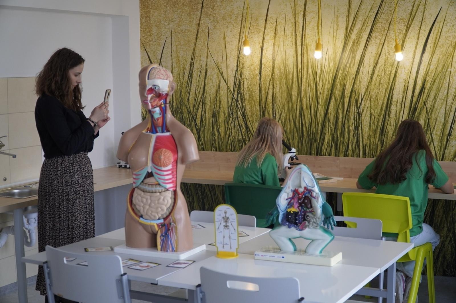 Zdjęcie w galerii na portalu naszraciborz.pl: Otwarcie Zielonej Pracowni w SP 1. Zielona wyspa Ostróg wiadomości z regionu