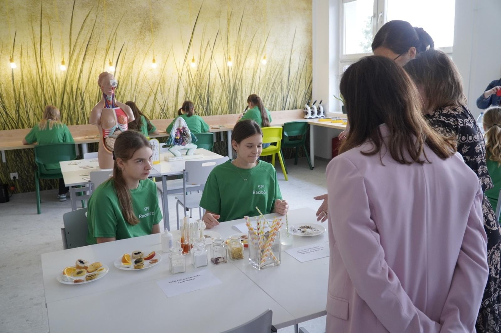 Zdjęcie w galerii na portalu naszraciborz.pl: Otwarcie Zielonej Pracowni w SP 1. Zielona wyspa Ostróg wiadomości z regionu