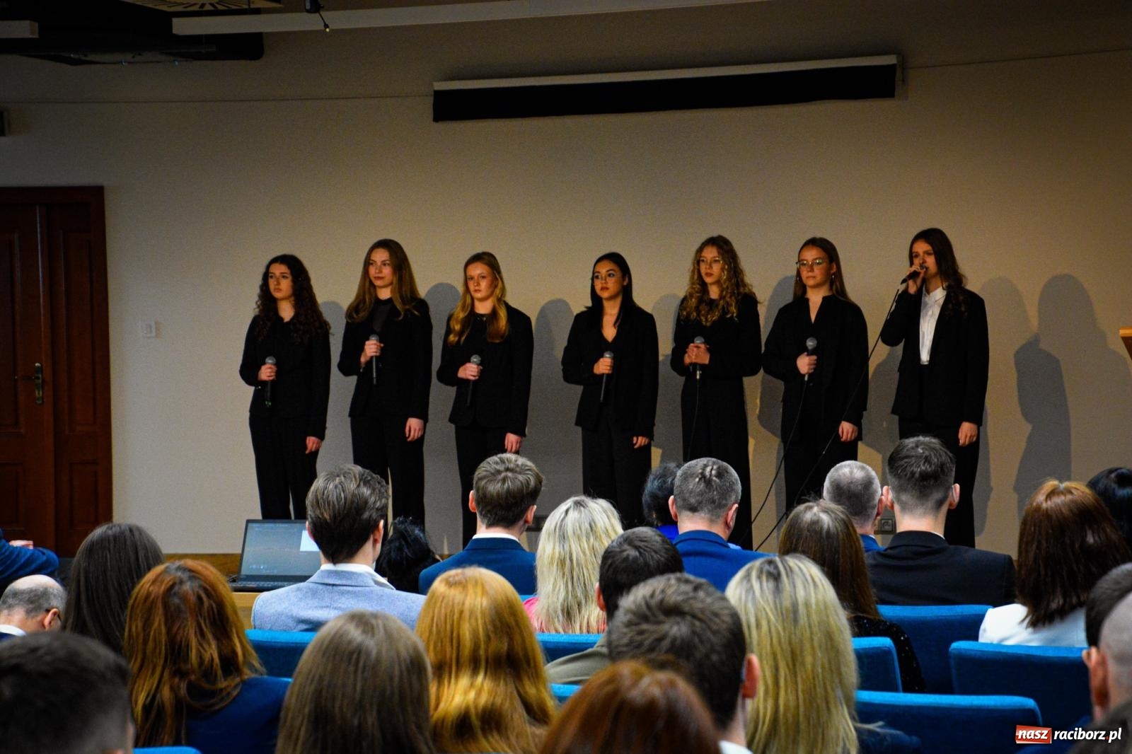 Zdjęcie w galerii na portalu naszraciborz.pl: Stypendyści premiera odebrali w Raciborzu dyplomy wiadomości z regionu