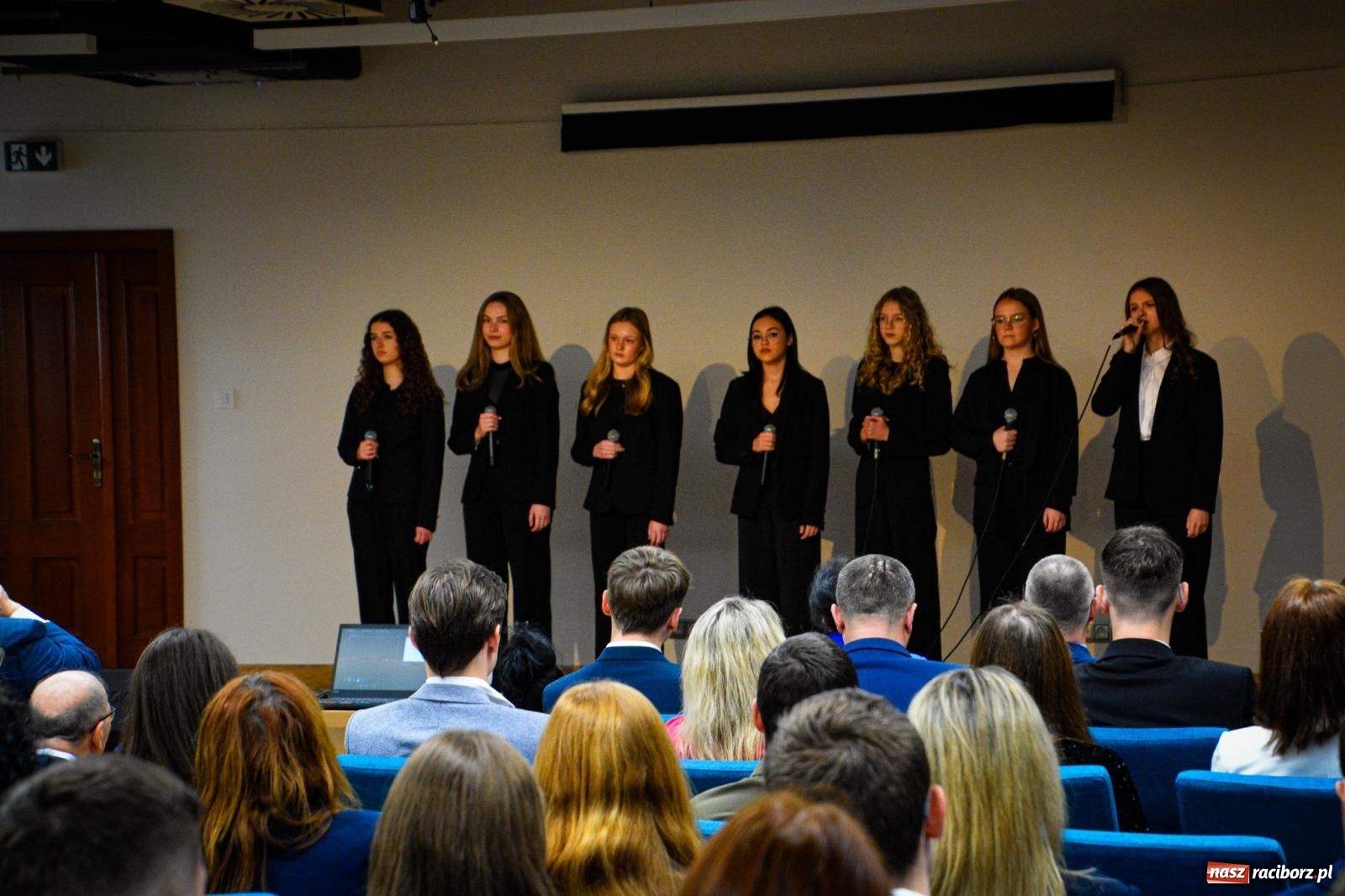 Zdjęcie w galerii na portalu naszraciborz.pl: Stypendyści premiera odebrali w Raciborzu dyplomy wiadomości z regionu