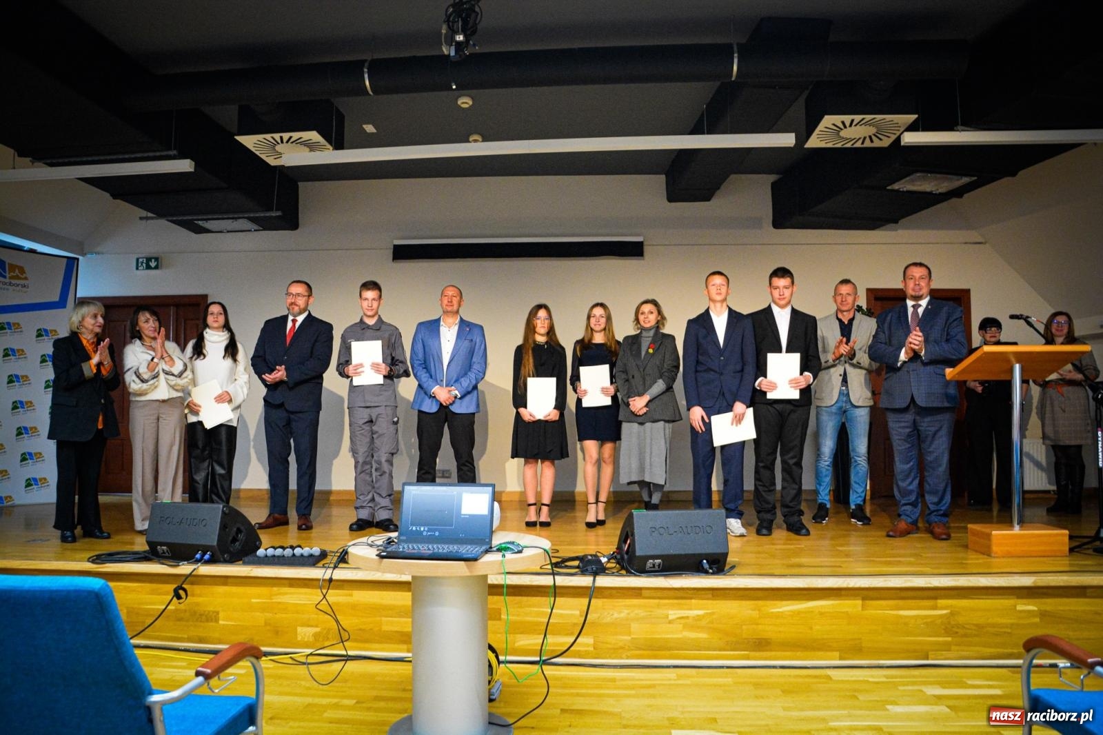 Zdjęcie w galerii na portalu naszraciborz.pl: Stypendyści premiera odebrali w Raciborzu dyplomy wiadomości z regionu