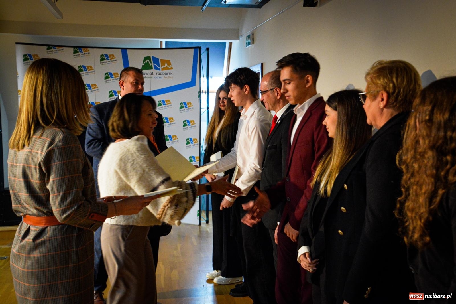 Zdjęcie w galerii na portalu naszraciborz.pl: Stypendyści premiera odebrali w Raciborzu dyplomy wiadomości z regionu