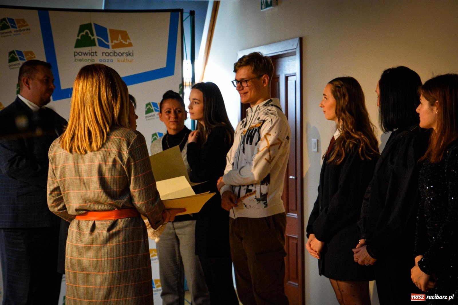 Zdjęcie w galerii na portalu naszraciborz.pl: Stypendyści premiera odebrali w Raciborzu dyplomy wiadomości z regionu