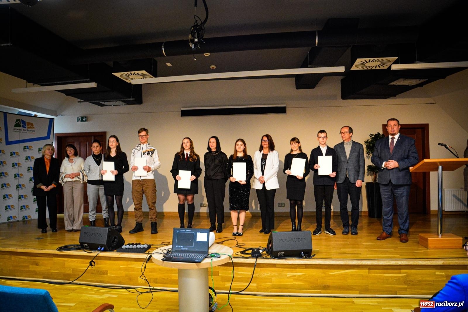 Zdjęcie w galerii na portalu naszraciborz.pl: Stypendyści premiera odebrali w Raciborzu dyplomy wiadomości z regionu