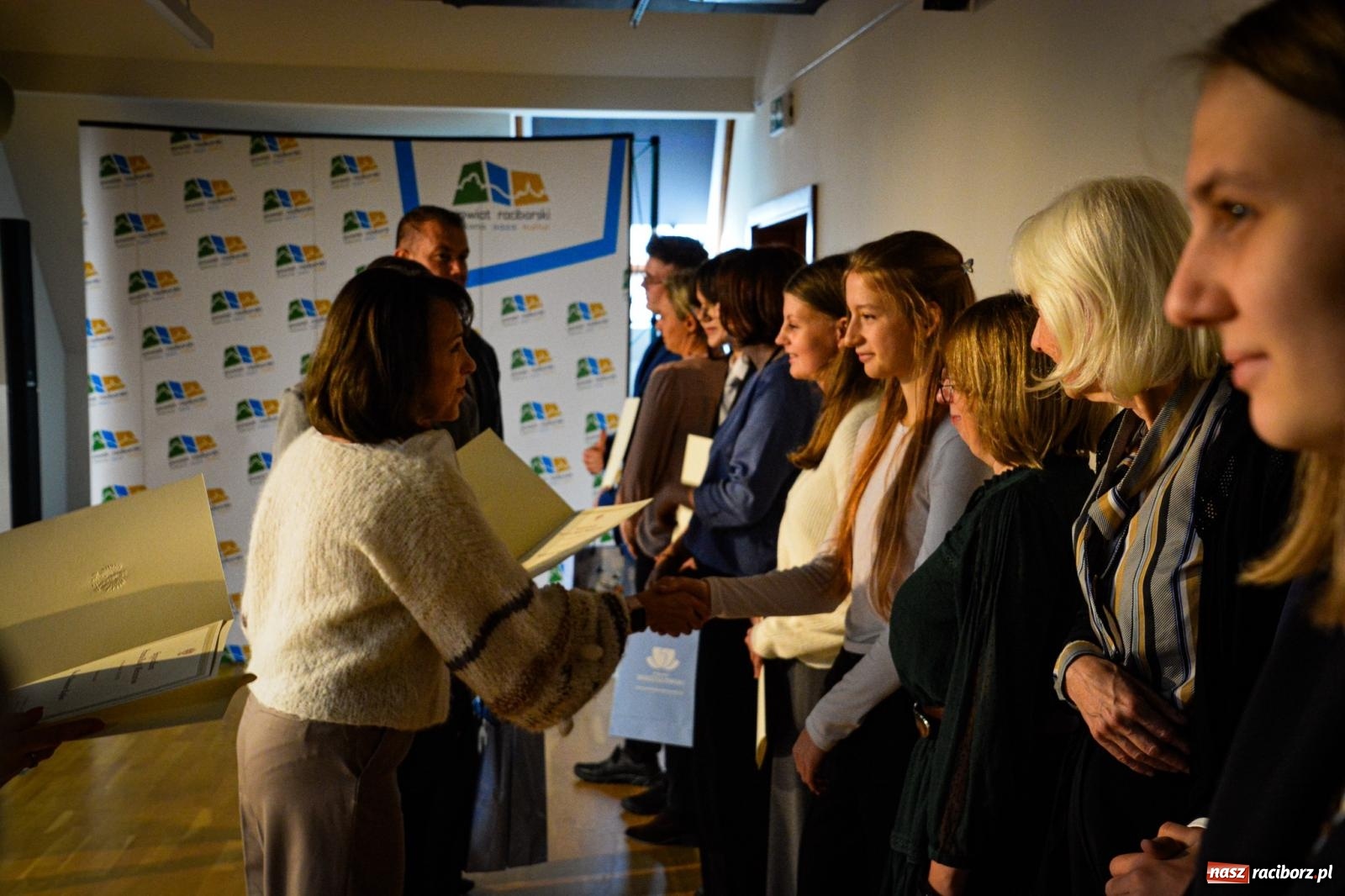 Zdjęcie w galerii na portalu naszraciborz.pl: Stypendyści premiera odebrali w Raciborzu dyplomy wiadomości z regionu