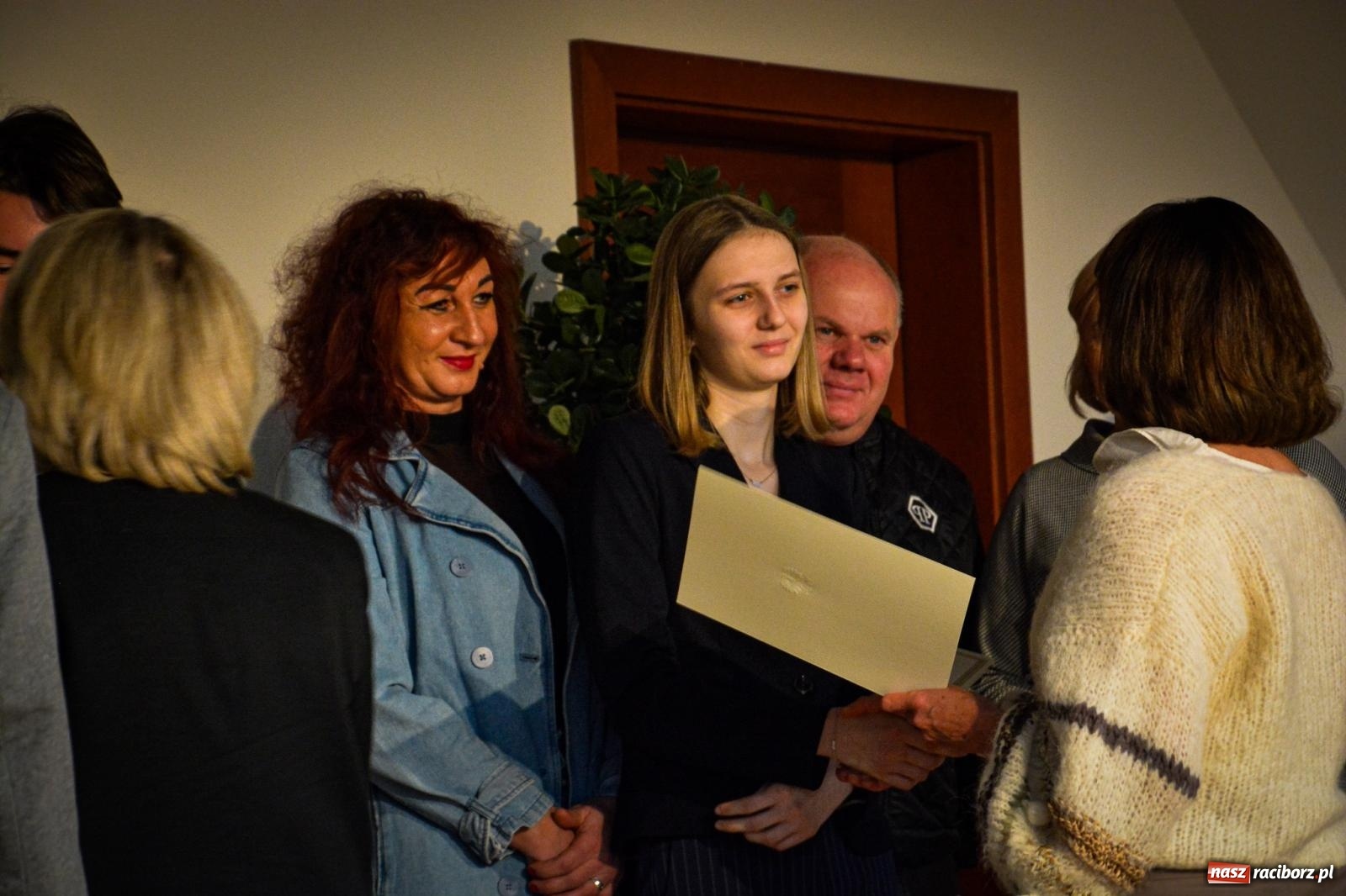 Zdjęcie w galerii na portalu naszraciborz.pl: Stypendyści premiera odebrali w Raciborzu dyplomy wiadomości z regionu
