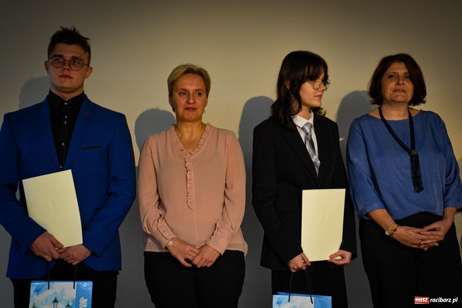 Zdjęcie w galerii na portalu naszraciborz.pl: Stypendyści premiera odebrali w Raciborzu dyplomy wiadomości z regionu