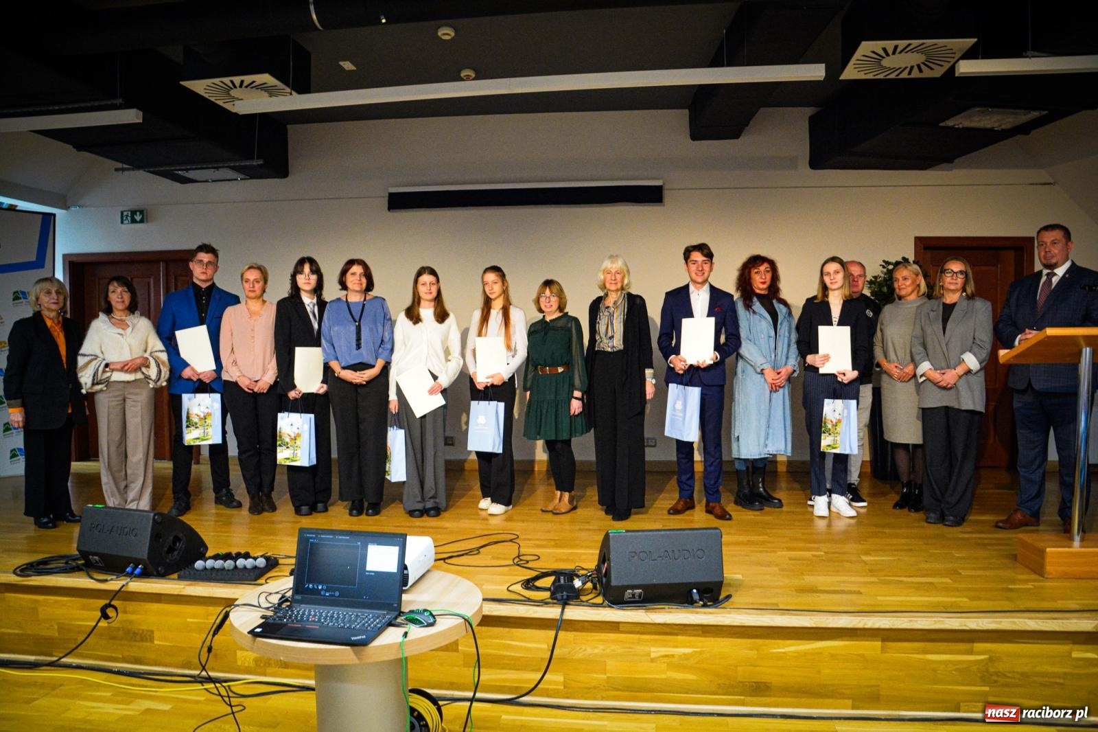 Zdjęcie w galerii na portalu naszraciborz.pl: Stypendyści premiera odebrali w Raciborzu dyplomy wiadomości z regionu