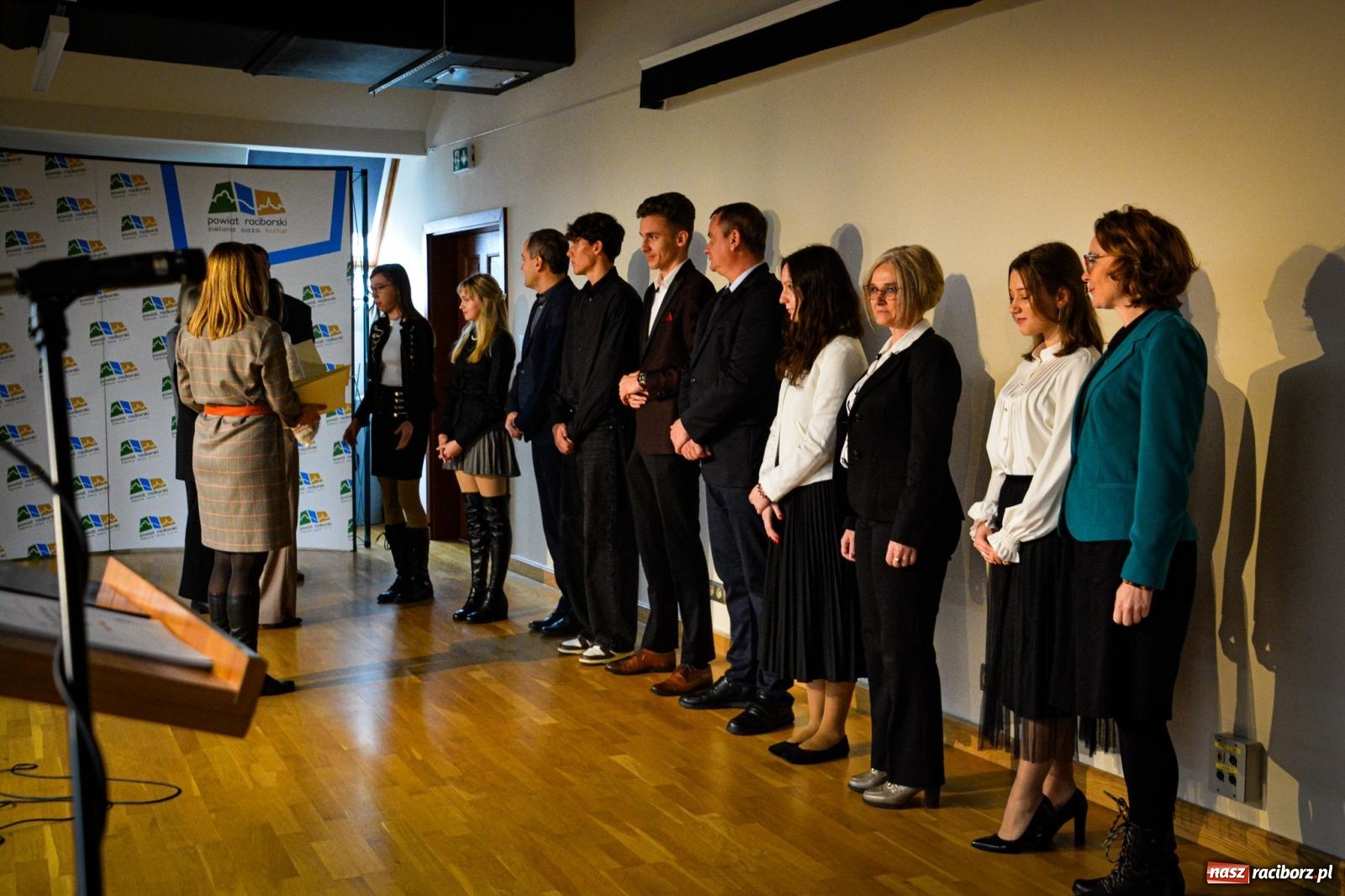 Zdjęcie w galerii na portalu naszraciborz.pl: Stypendyści premiera odebrali w Raciborzu dyplomy wiadomości z regionu