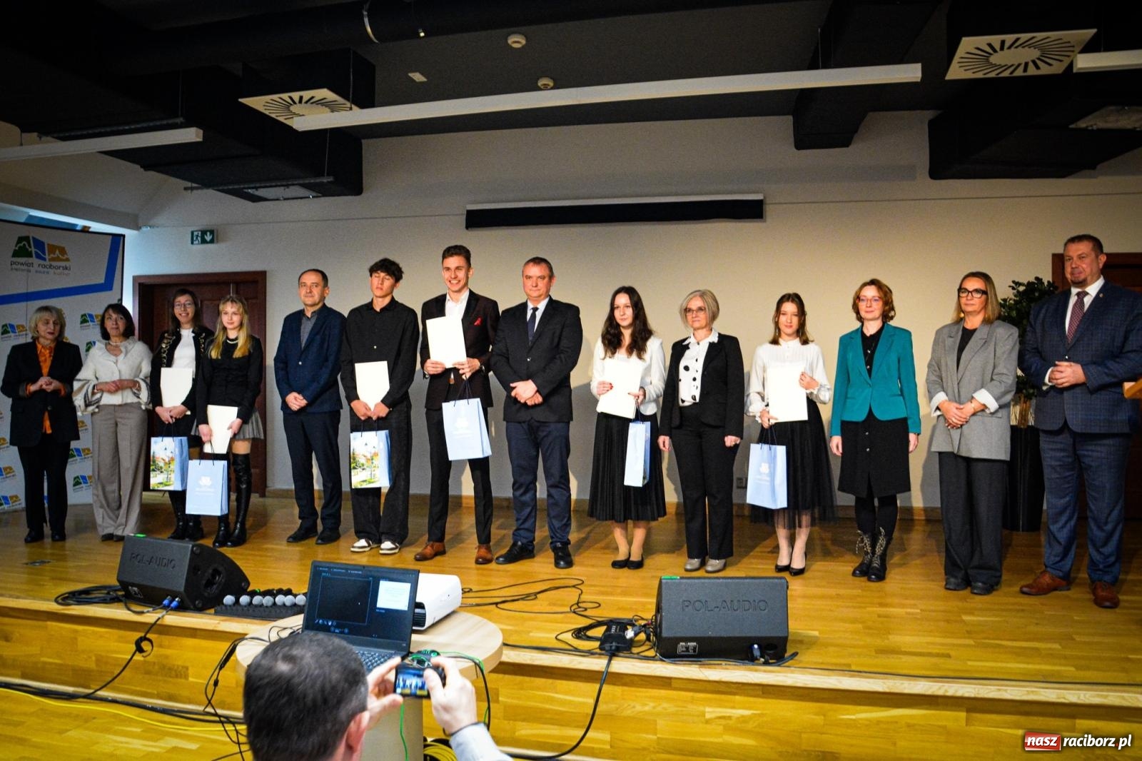 Zdjęcie w galerii na portalu naszraciborz.pl: Stypendyści premiera odebrali w Raciborzu dyplomy wiadomości z regionu