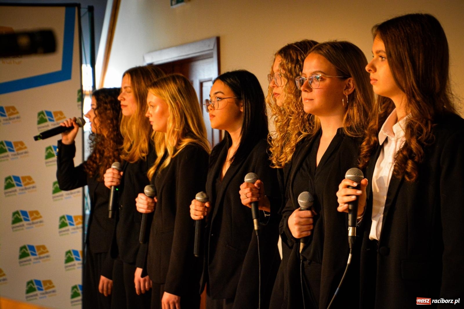Zdjęcie w galerii na portalu naszraciborz.pl: Stypendyści premiera odebrali w Raciborzu dyplomy wiadomości z regionu