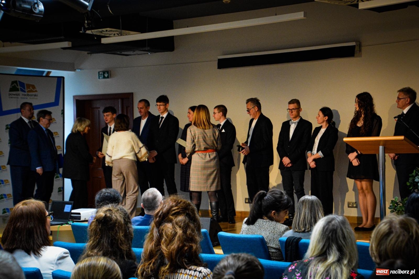 Zdjęcie w galerii na portalu naszraciborz.pl: Stypendyści premiera odebrali w Raciborzu dyplomy wiadomości z regionu