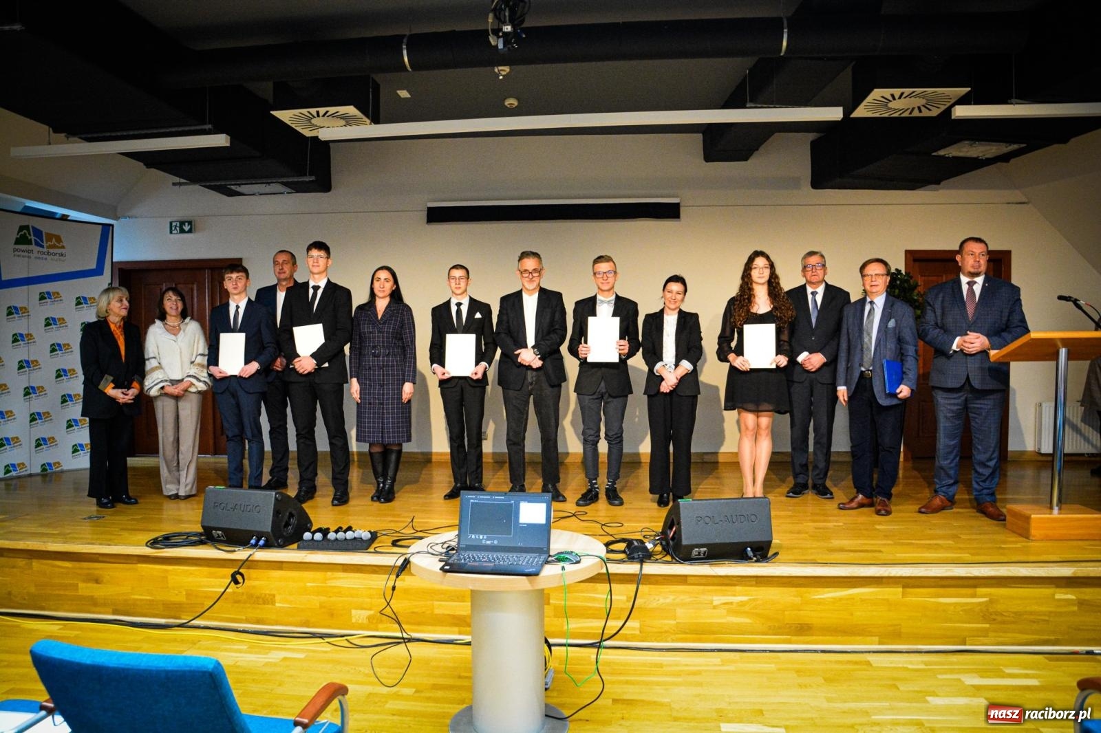 Zdjęcie w galerii na portalu naszraciborz.pl: Stypendyści premiera odebrali w Raciborzu dyplomy wiadomości z regionu