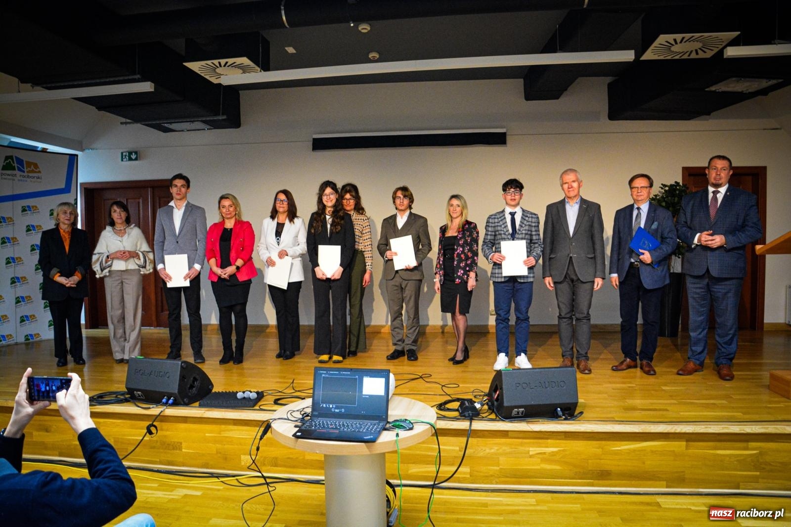 Zdjęcie w galerii na portalu naszraciborz.pl: Stypendyści premiera odebrali w Raciborzu dyplomy wiadomości z regionu