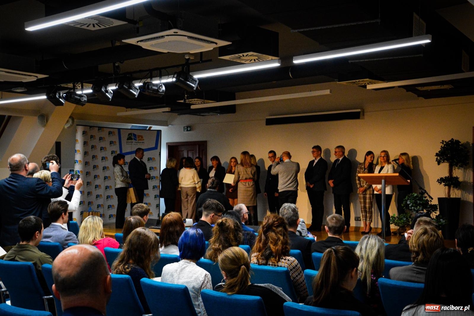 Zdjęcie w galerii na portalu naszraciborz.pl: Stypendyści premiera odebrali w Raciborzu dyplomy wiadomości z regionu