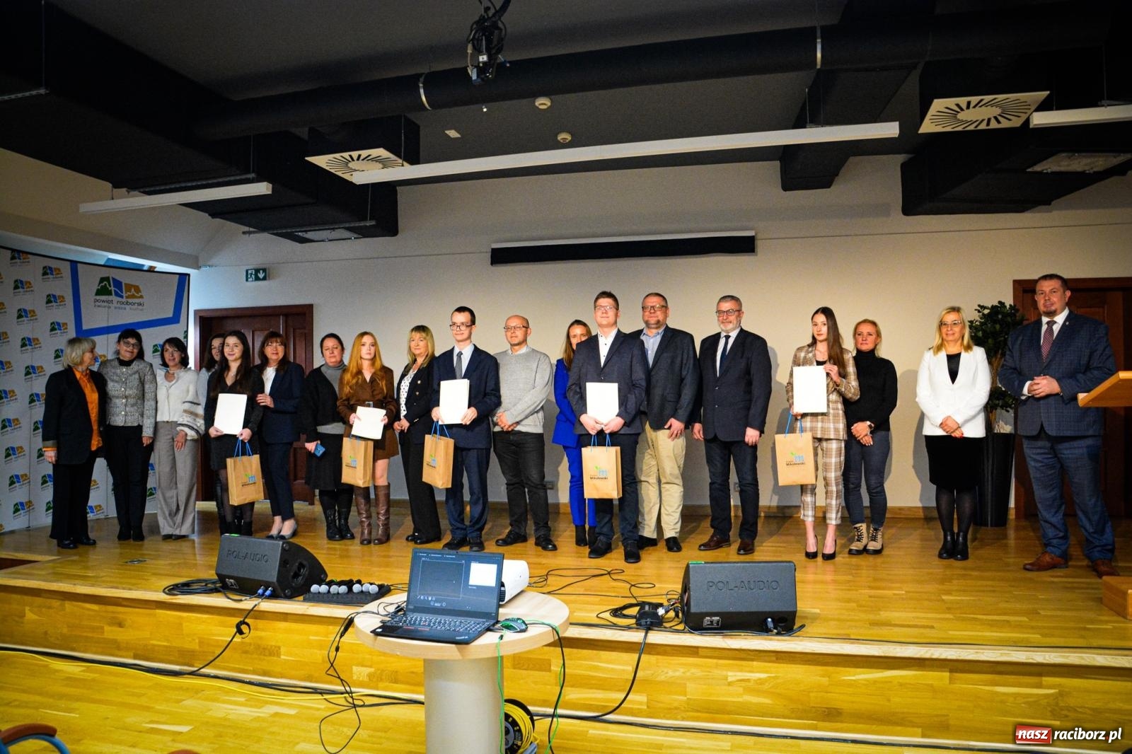 Zdjęcie w galerii na portalu naszraciborz.pl: Stypendyści premiera odebrali w Raciborzu dyplomy wiadomości z regionu