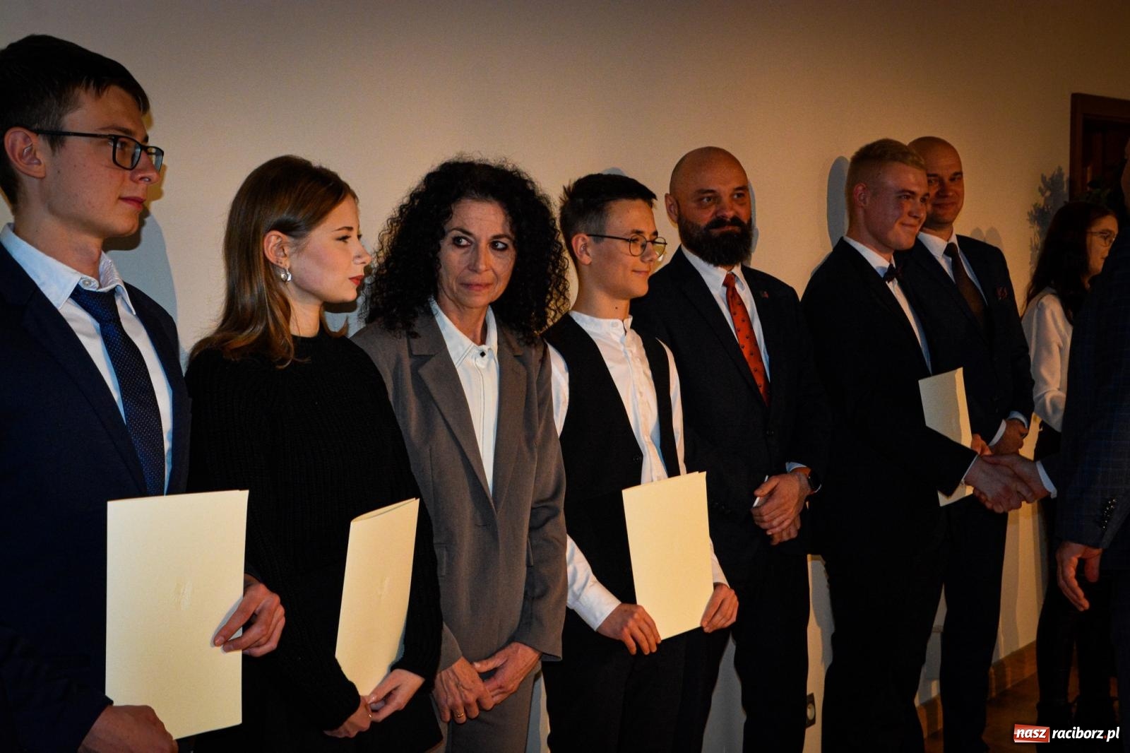 Zdjęcie w galerii na portalu naszraciborz.pl: Stypendyści premiera odebrali w Raciborzu dyplomy wiadomości z regionu