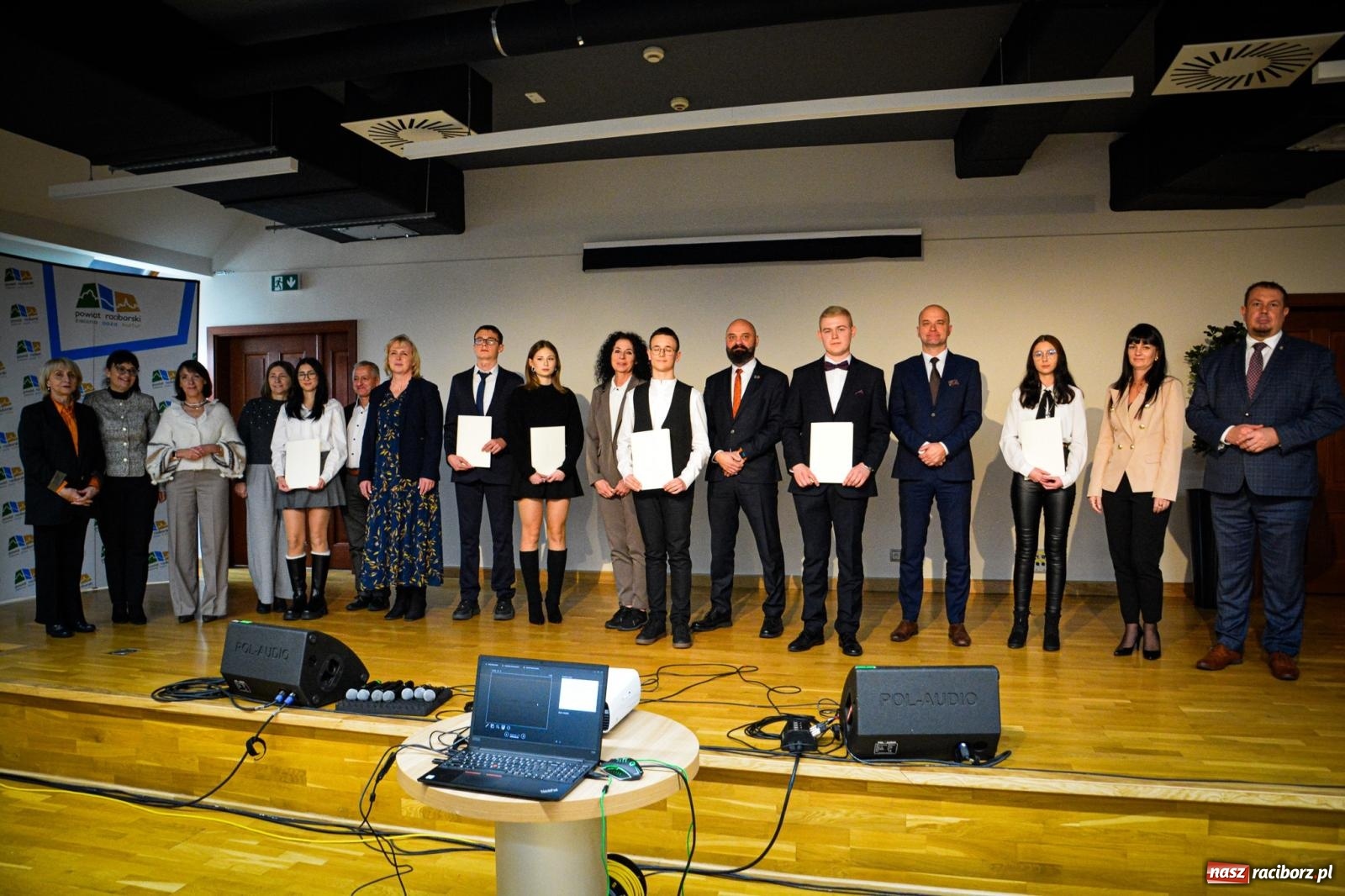 Zdjęcie w galerii na portalu naszraciborz.pl: Stypendyści premiera odebrali w Raciborzu dyplomy wiadomości z regionu