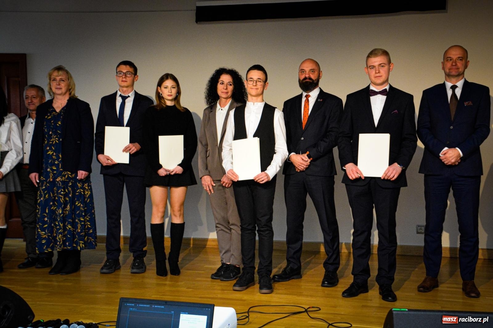 Zdjęcie w galerii na portalu naszraciborz.pl: Stypendyści premiera odebrali w Raciborzu dyplomy wiadomości z regionu