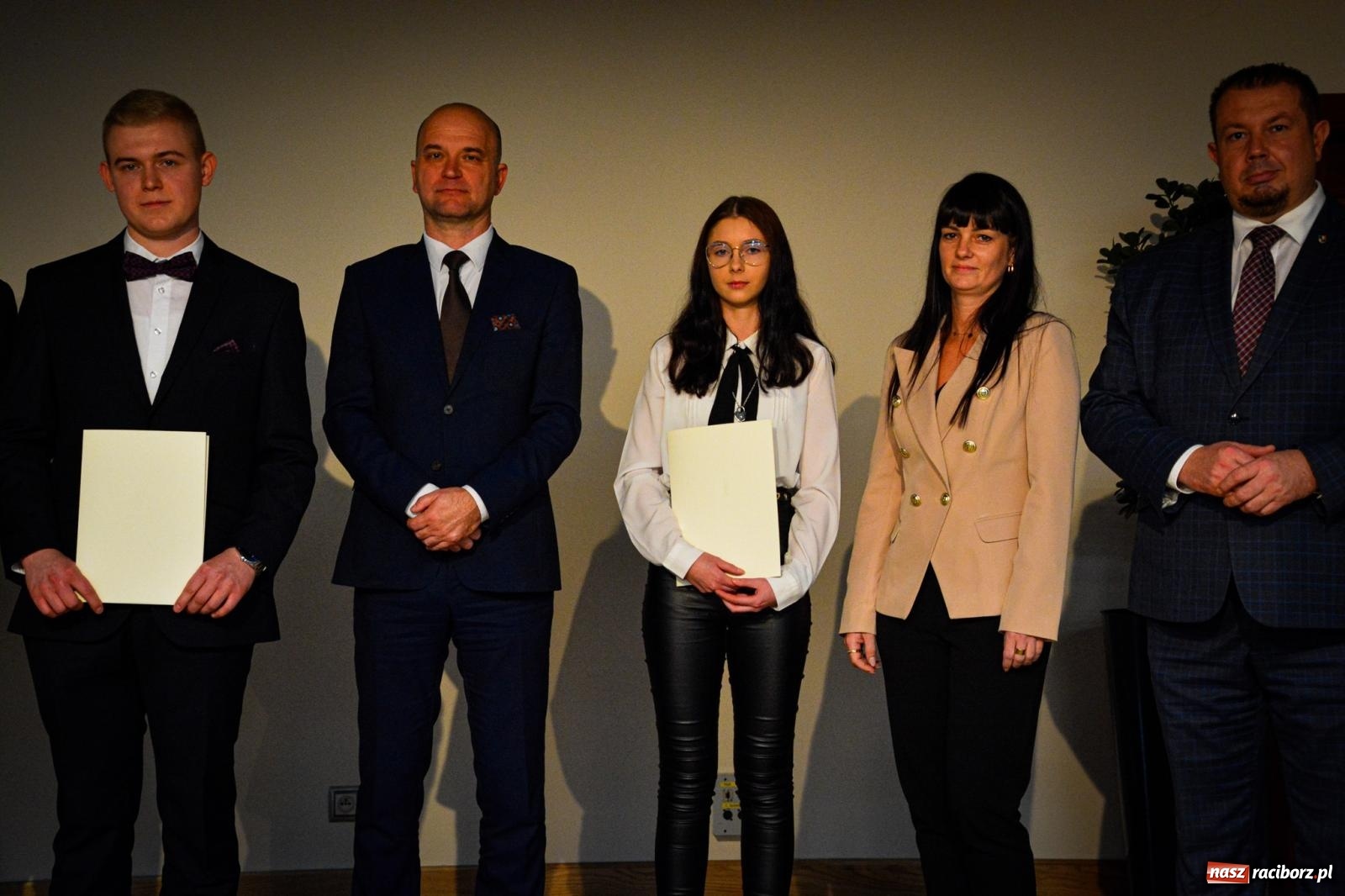 Zdjęcie w galerii na portalu naszraciborz.pl: Stypendyści premiera odebrali w Raciborzu dyplomy wiadomości z regionu