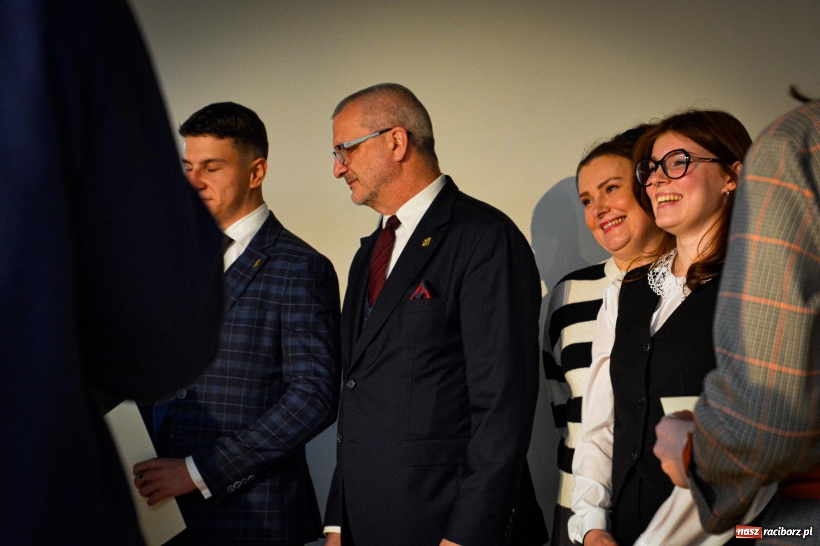 Zdjęcie w galerii na portalu naszraciborz.pl: Stypendyści premiera odebrali w Raciborzu dyplomy wiadomości z regionu