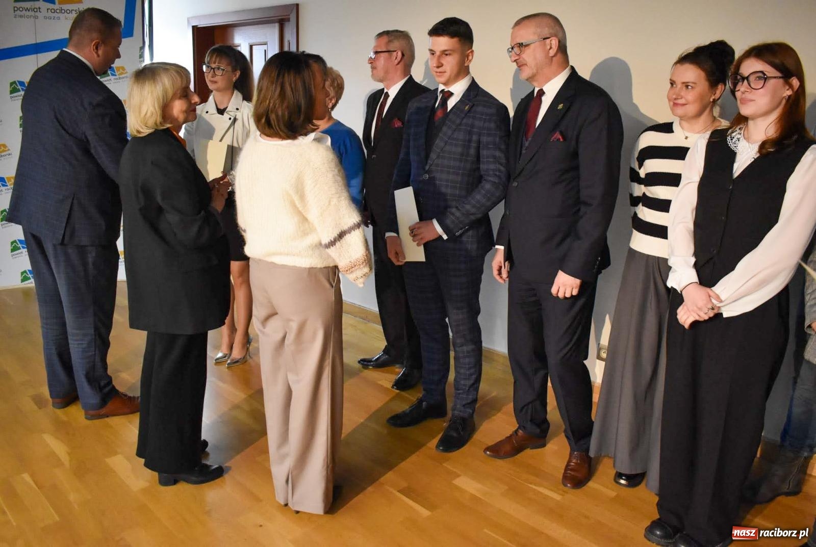 Zdjęcie w galerii na portalu naszraciborz.pl: Stypendyści premiera odebrali w Raciborzu dyplomy wiadomości z regionu