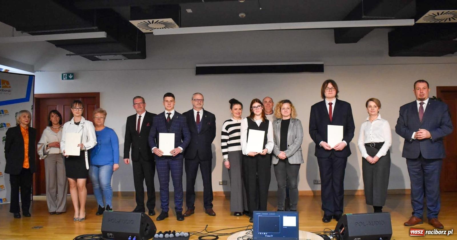 Zdjęcie w galerii na portalu naszraciborz.pl: Stypendyści premiera odebrali w Raciborzu dyplomy wiadomości z regionu
