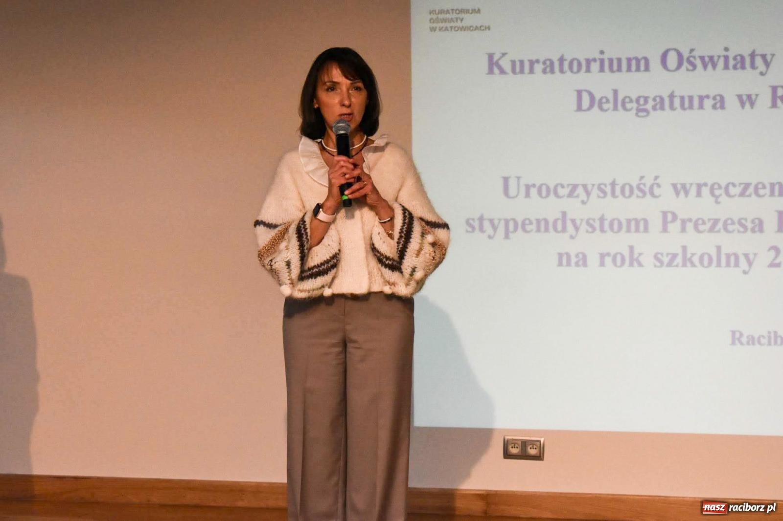 Zdjęcie w galerii na portalu naszraciborz.pl: Stypendyści premiera odebrali w Raciborzu dyplomy wiadomości z regionu