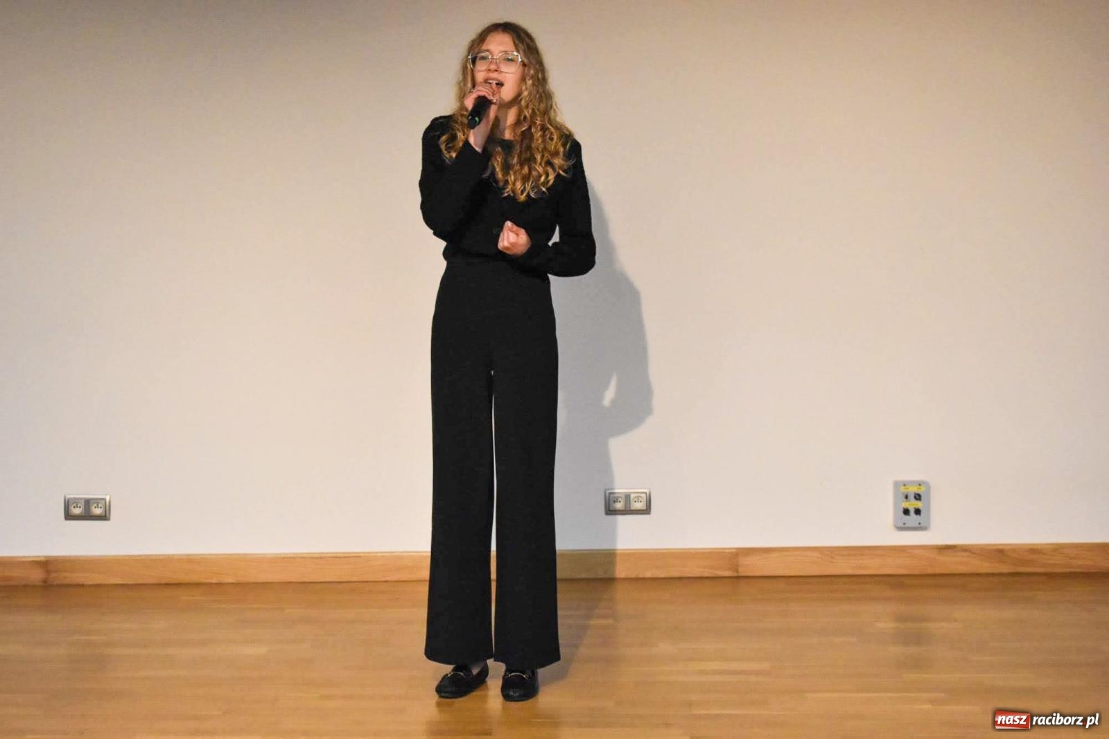 Zdjęcie w galerii na portalu naszraciborz.pl: Stypendyści premiera odebrali w Raciborzu dyplomy wiadomości z regionu