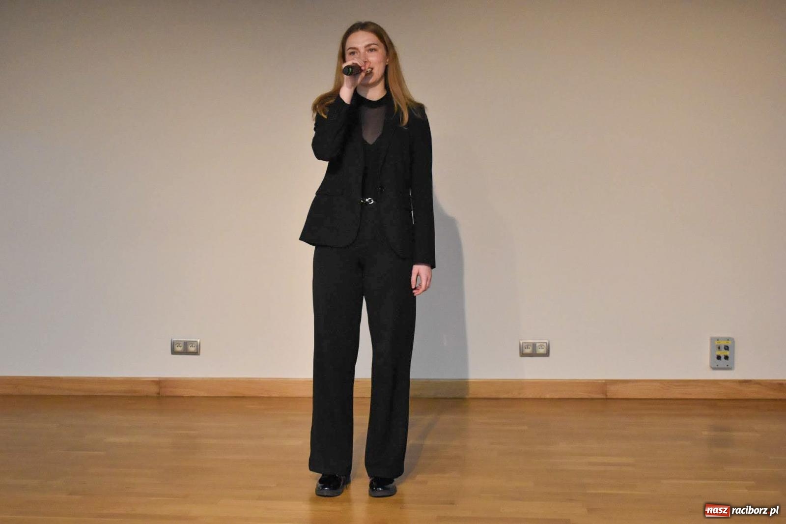 Zdjęcie w galerii na portalu naszraciborz.pl: Stypendyści premiera odebrali w Raciborzu dyplomy wiadomości z regionu