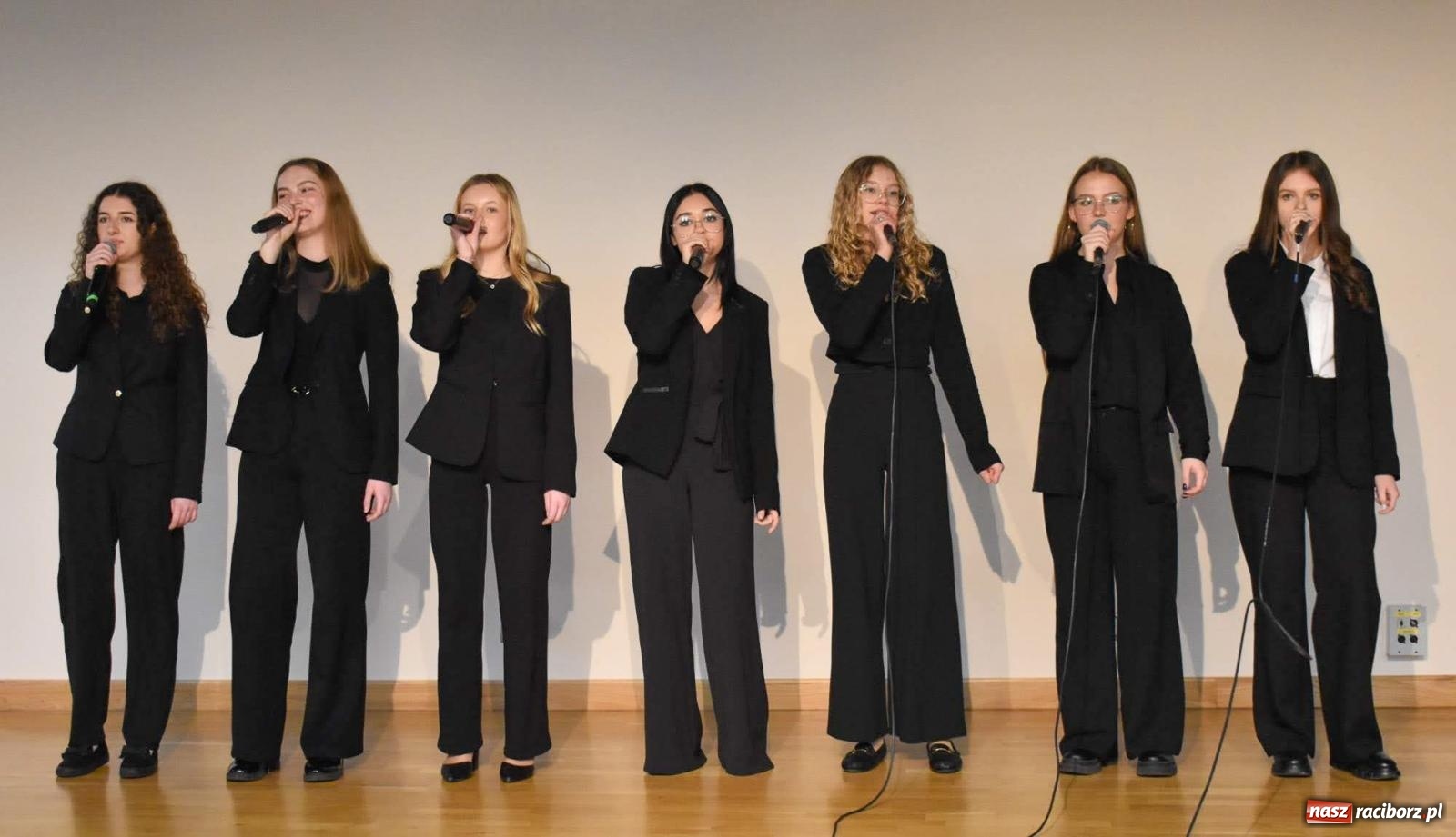 Zdjęcie w galerii na portalu naszraciborz.pl: Stypendyści premiera odebrali w Raciborzu dyplomy wiadomości z regionu