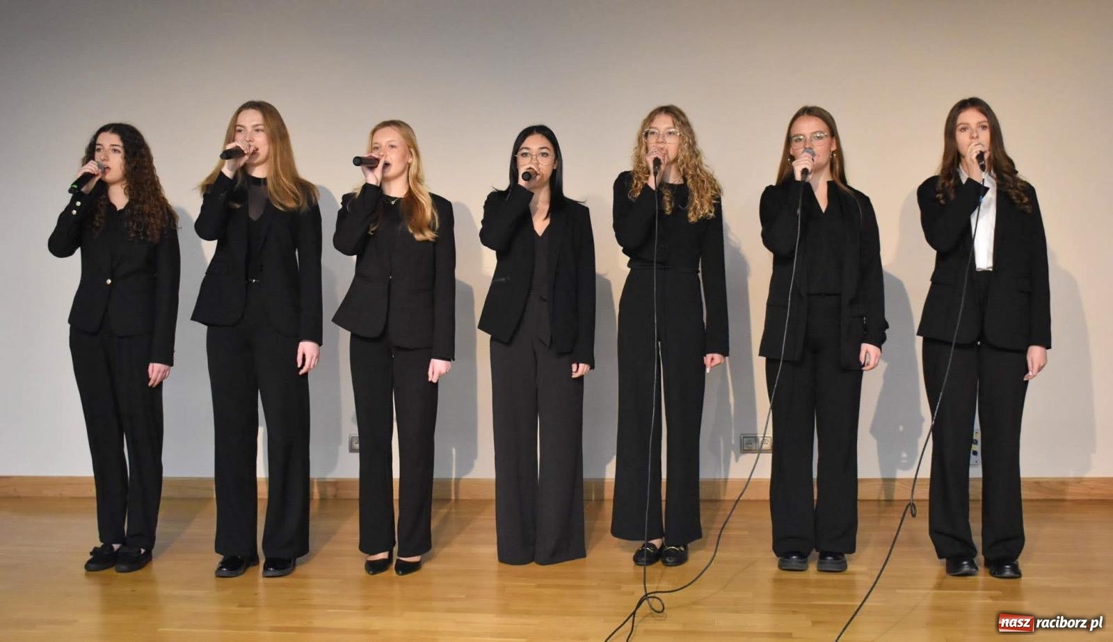 Zdjęcie w galerii na portalu naszraciborz.pl: Stypendyści premiera odebrali w Raciborzu dyplomy wiadomości z regionu