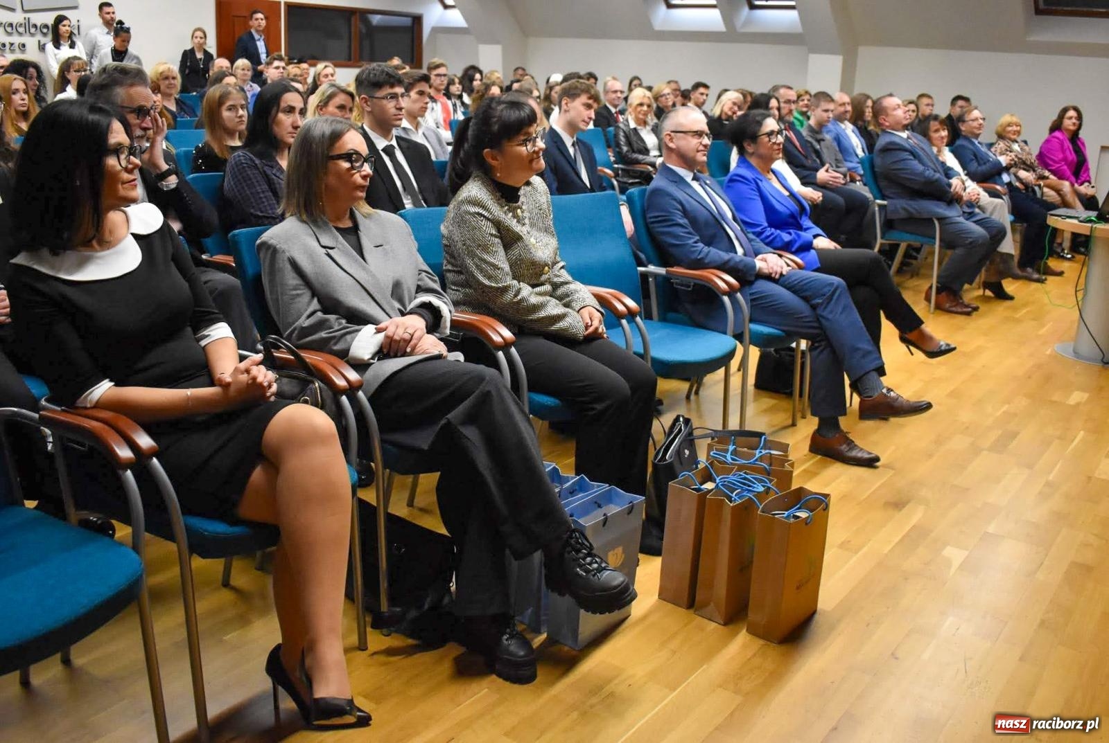 Zdjęcie w galerii na portalu naszraciborz.pl: Stypendyści premiera odebrali w Raciborzu dyplomy wiadomości z regionu