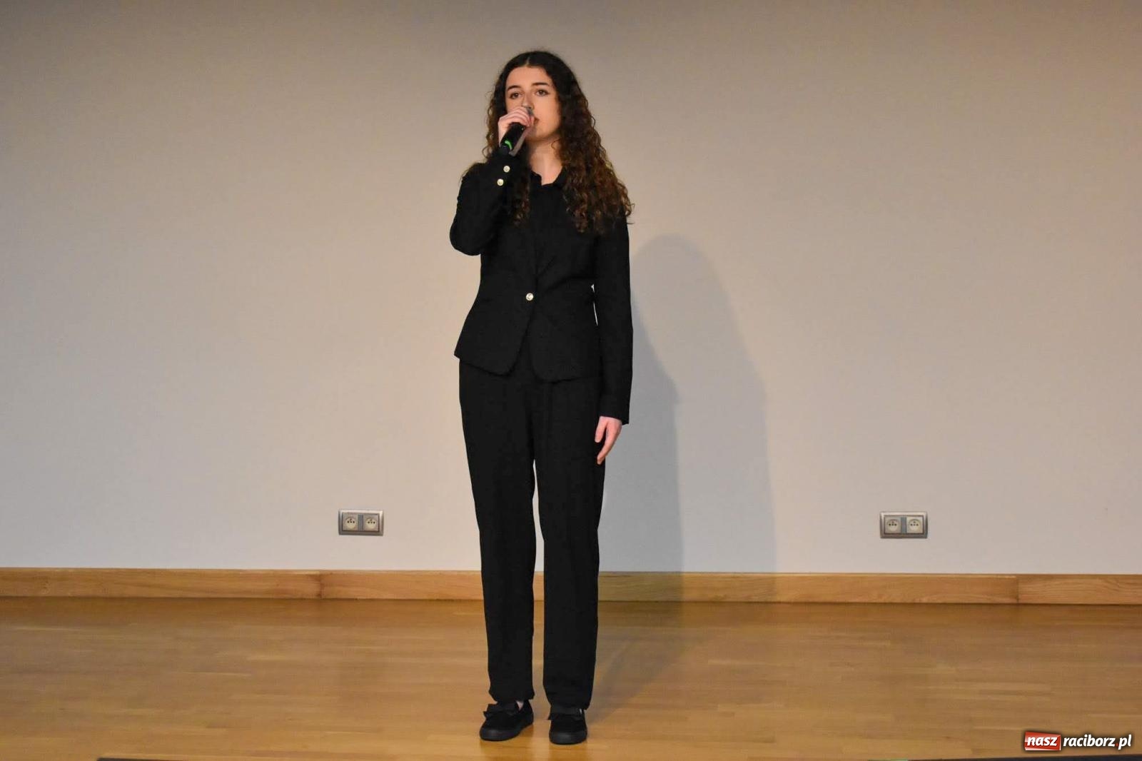 Zdjęcie w galerii na portalu naszraciborz.pl: Stypendyści premiera odebrali w Raciborzu dyplomy wiadomości z regionu