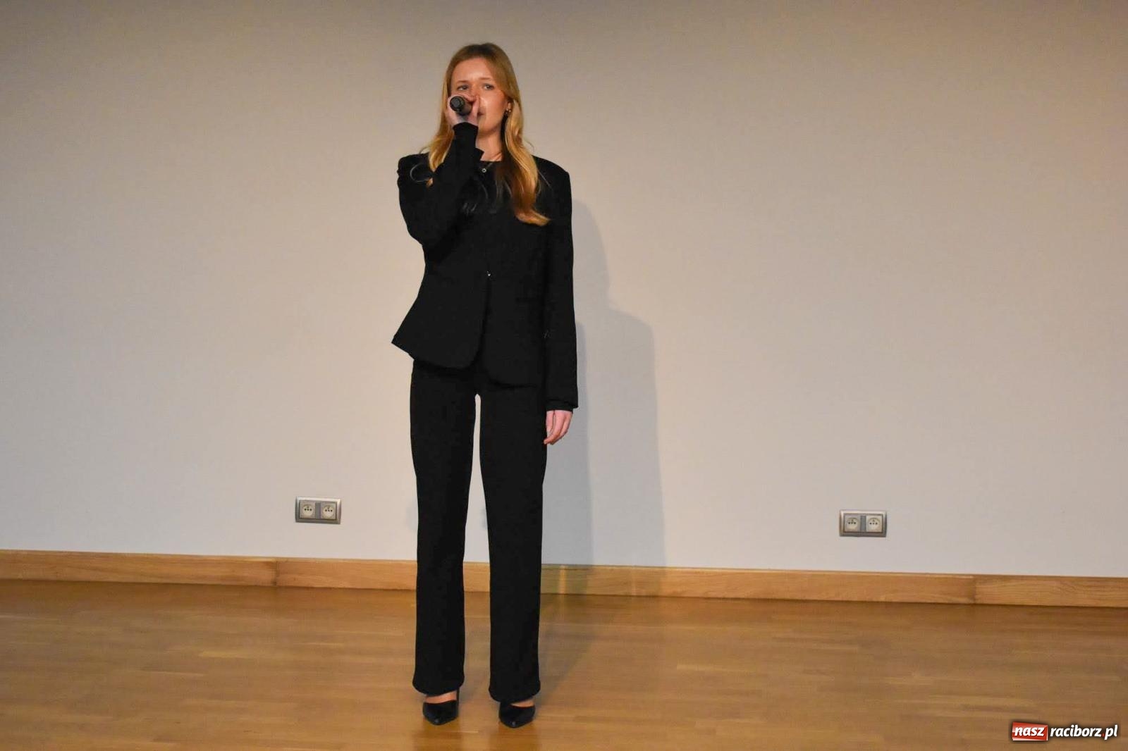 Zdjęcie w galerii na portalu naszraciborz.pl: Stypendyści premiera odebrali w Raciborzu dyplomy wiadomości z regionu