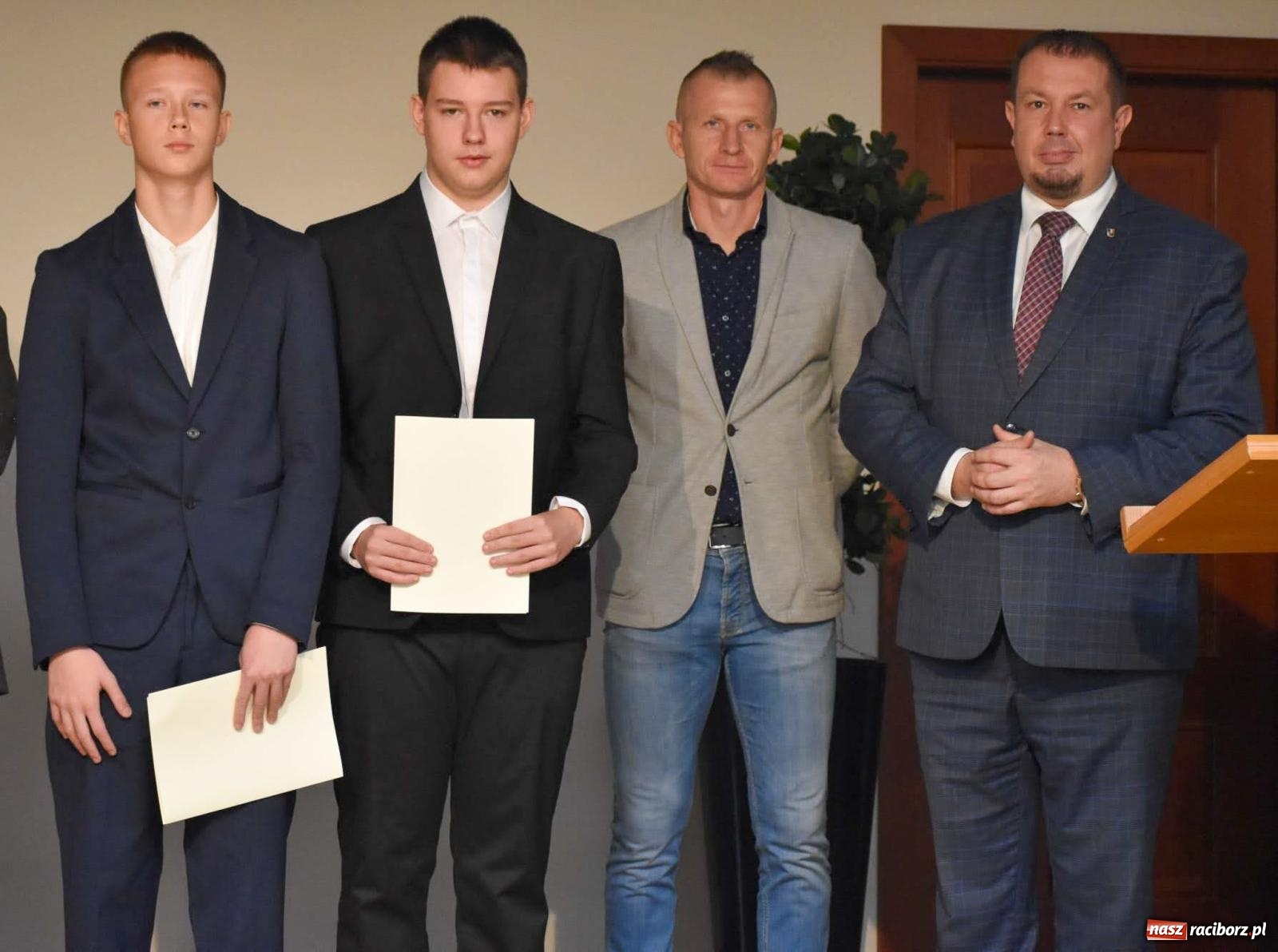 Zdjęcie w galerii na portalu naszraciborz.pl: Stypendyści premiera odebrali w Raciborzu dyplomy wiadomości z regionu