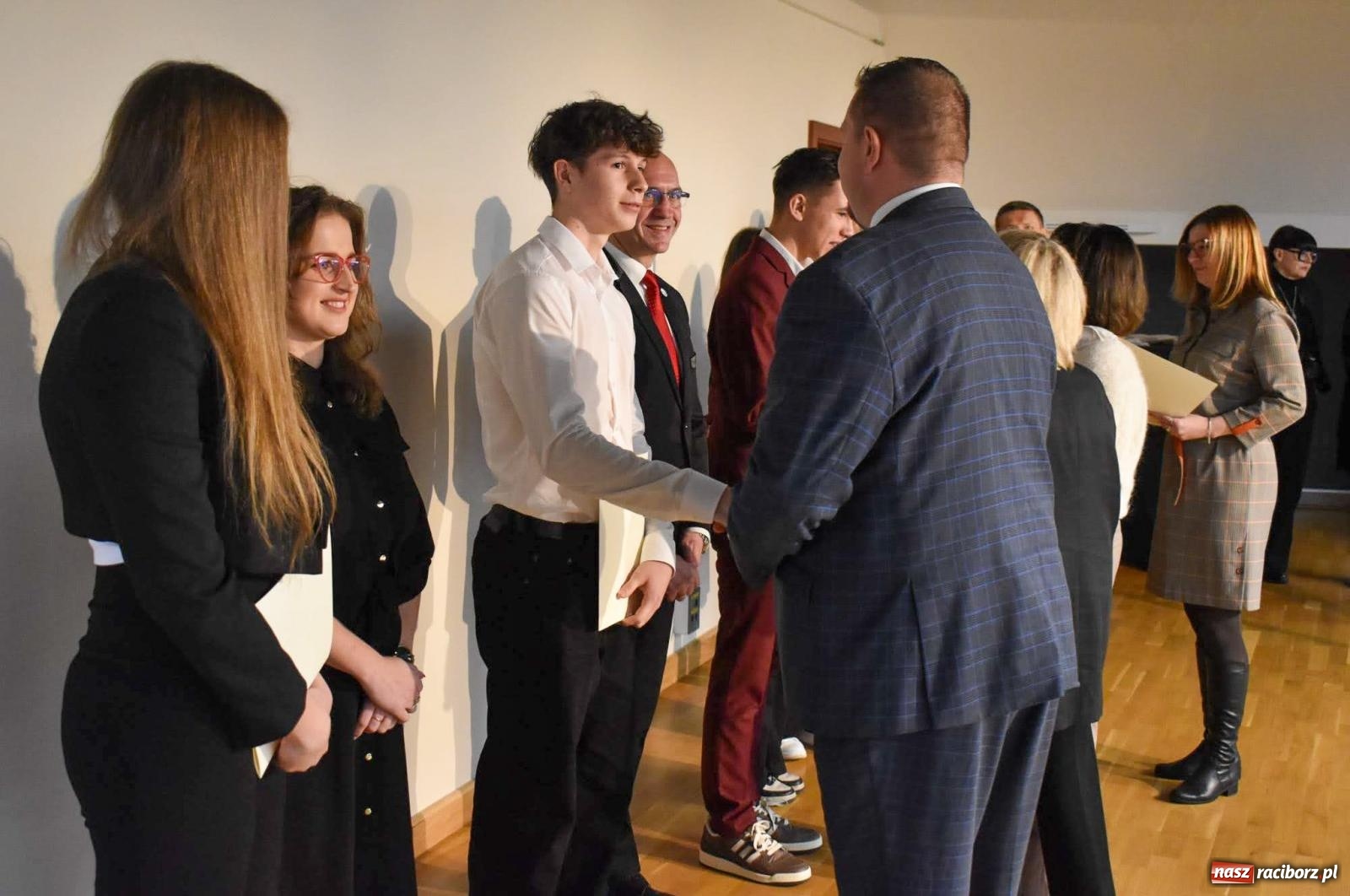 Zdjęcie w galerii na portalu naszraciborz.pl: Stypendyści premiera odebrali w Raciborzu dyplomy wiadomości z regionu