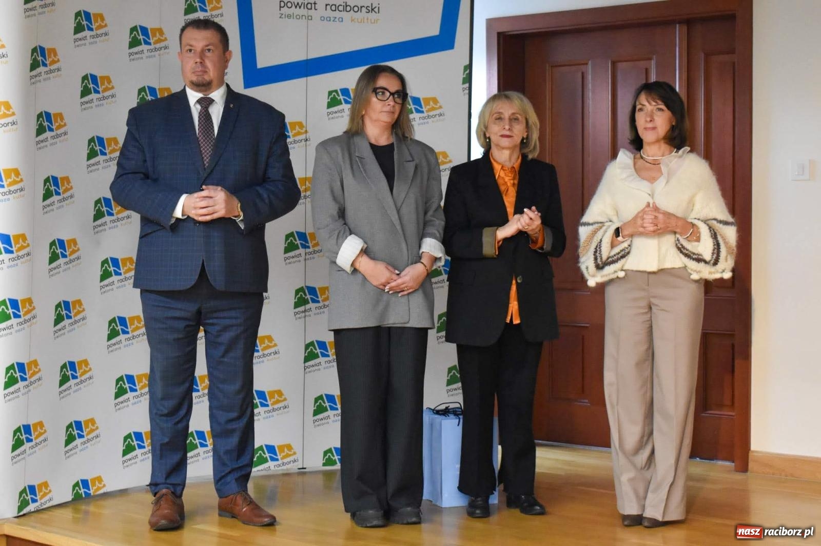 Zdjęcie w galerii na portalu naszraciborz.pl: Stypendyści premiera odebrali w Raciborzu dyplomy wiadomości z regionu