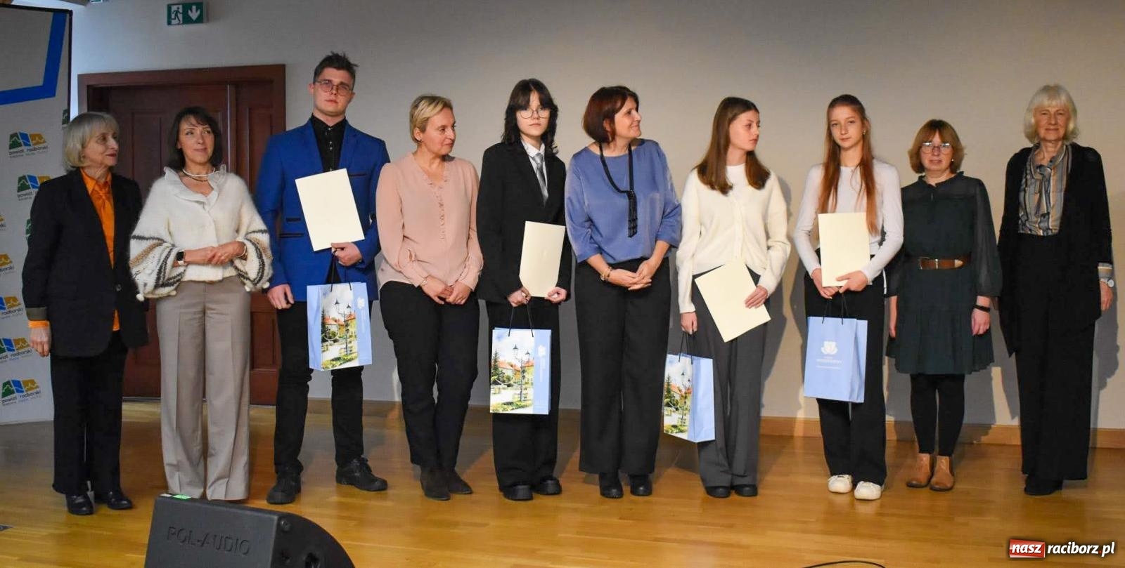 Zdjęcie w galerii na portalu naszraciborz.pl: Stypendyści premiera odebrali w Raciborzu dyplomy wiadomości z regionu