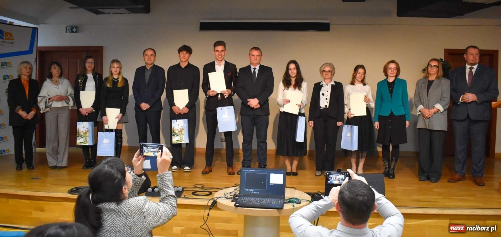 Zdjęcie w galerii na portalu naszraciborz.pl: Stypendyści premiera odebrali w Raciborzu dyplomy wiadomości z regionu