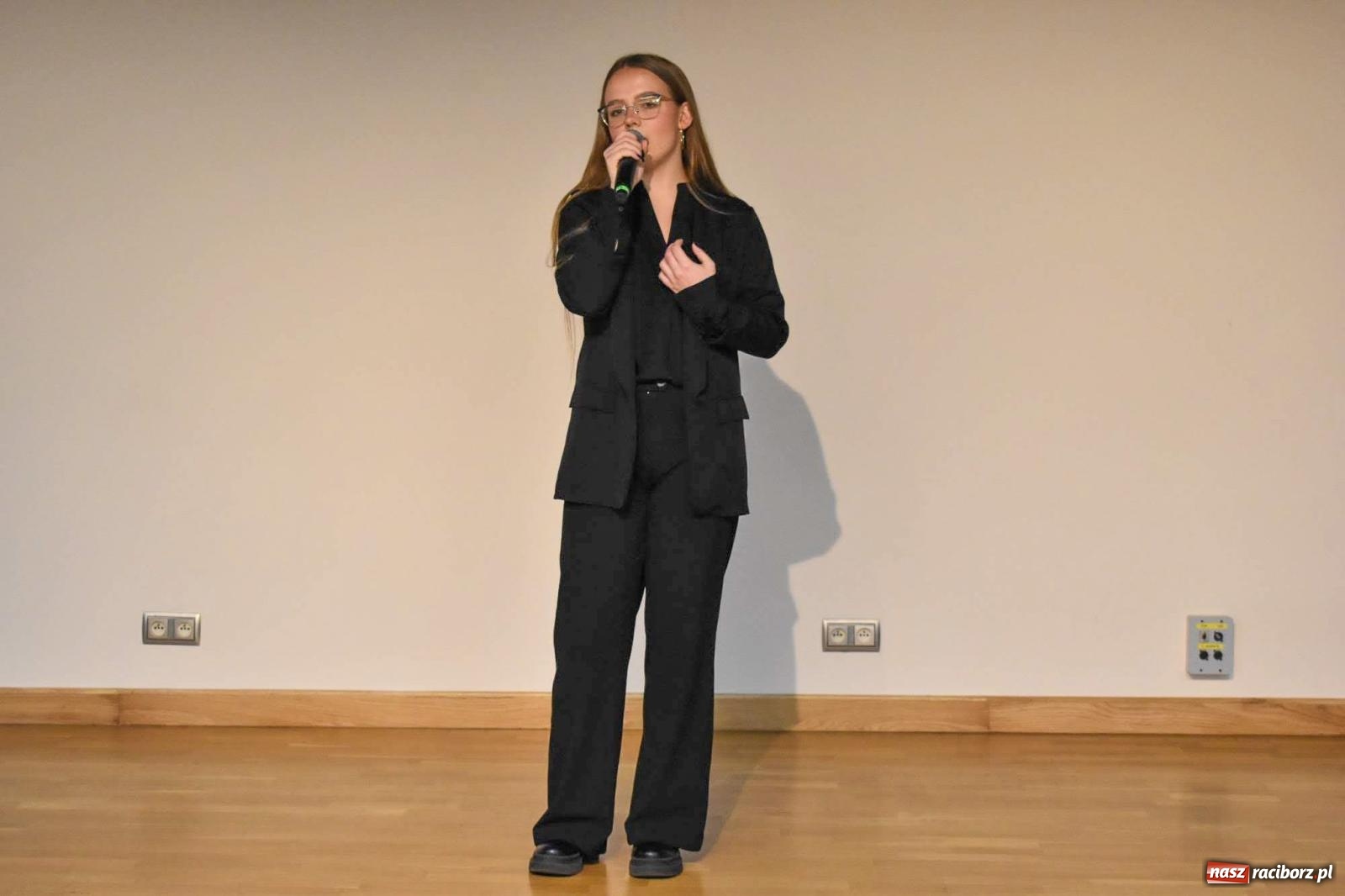 Zdjęcie w galerii na portalu naszraciborz.pl: Stypendyści premiera odebrali w Raciborzu dyplomy wiadomości z regionu