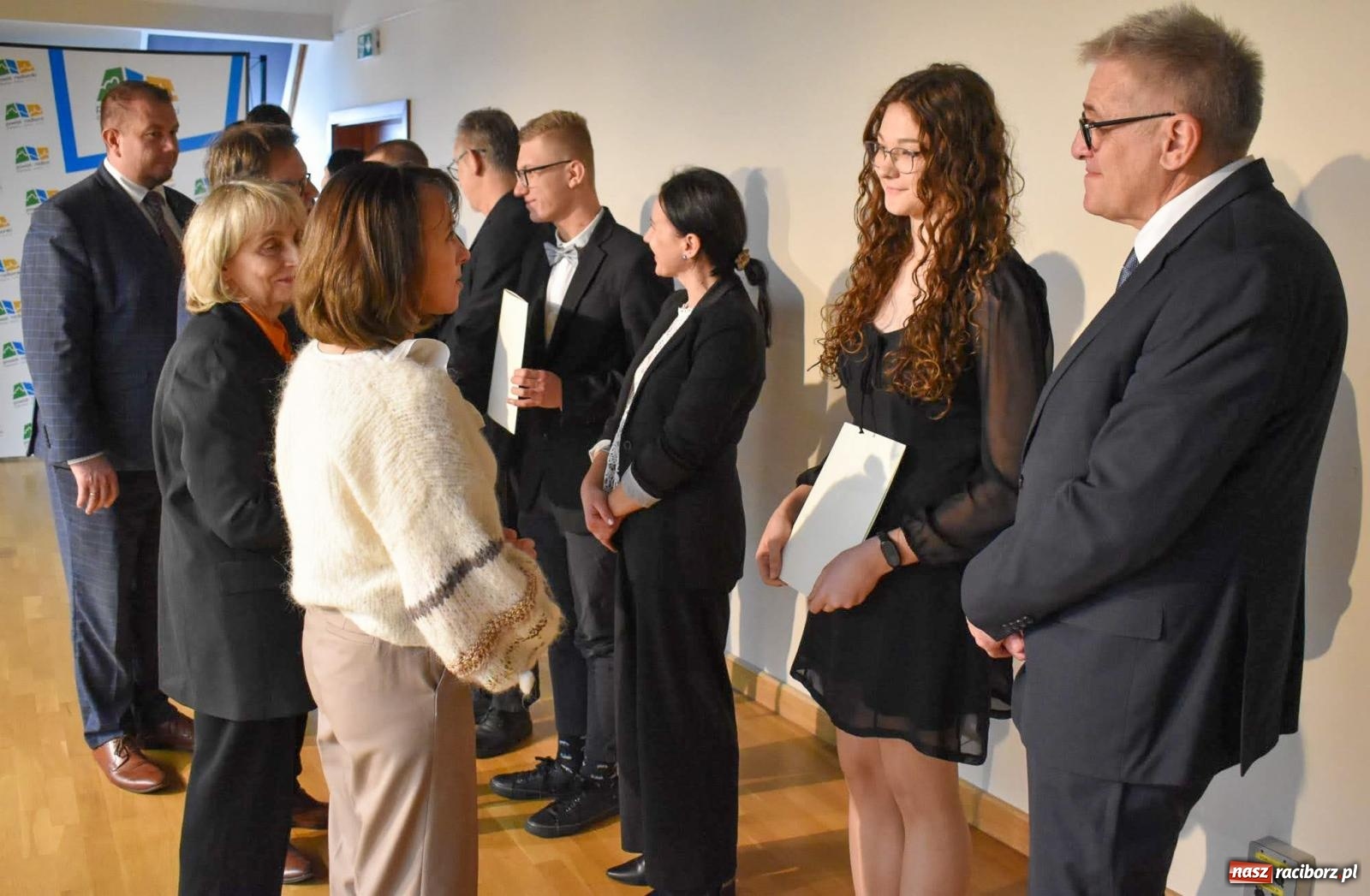 Zdjęcie w galerii na portalu naszraciborz.pl: Stypendyści premiera odebrali w Raciborzu dyplomy wiadomości z regionu