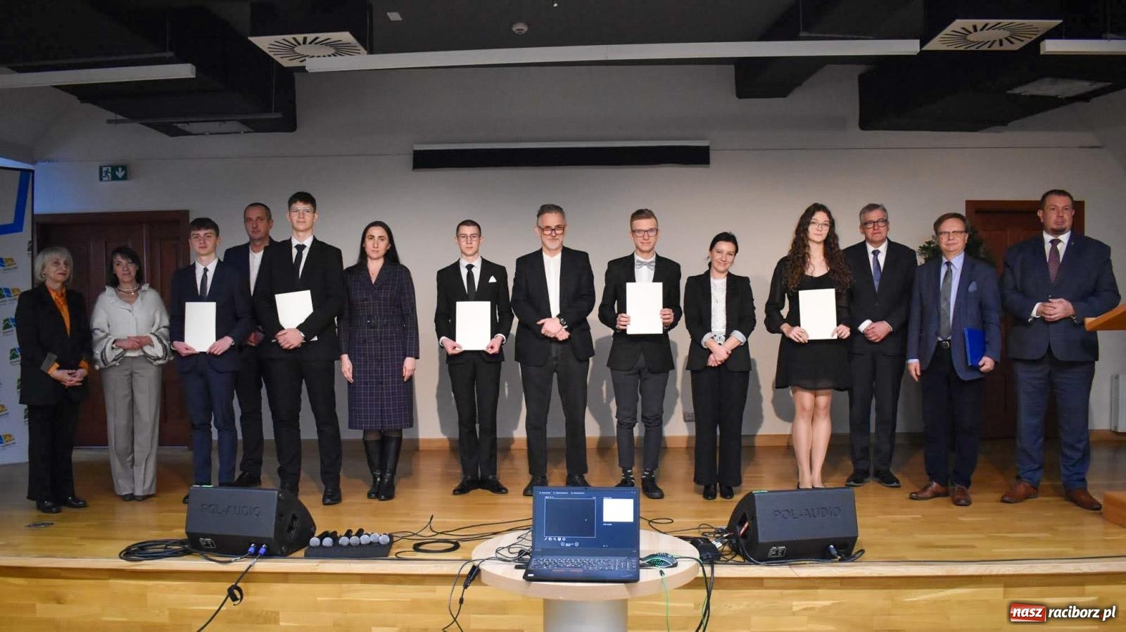 Zdjęcie w galerii na portalu naszraciborz.pl: Stypendyści premiera odebrali w Raciborzu dyplomy wiadomości z regionu