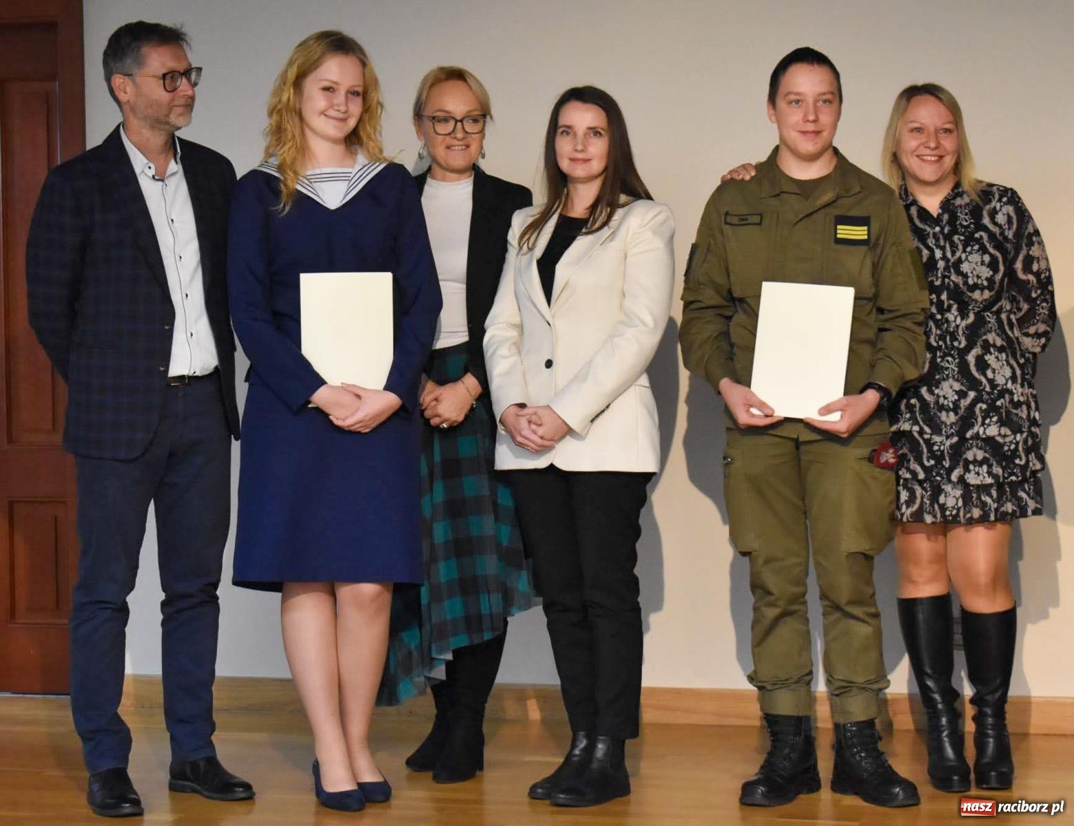 Zdjęcie w galerii na portalu naszraciborz.pl: Stypendyści premiera odebrali w Raciborzu dyplomy wiadomości z regionu