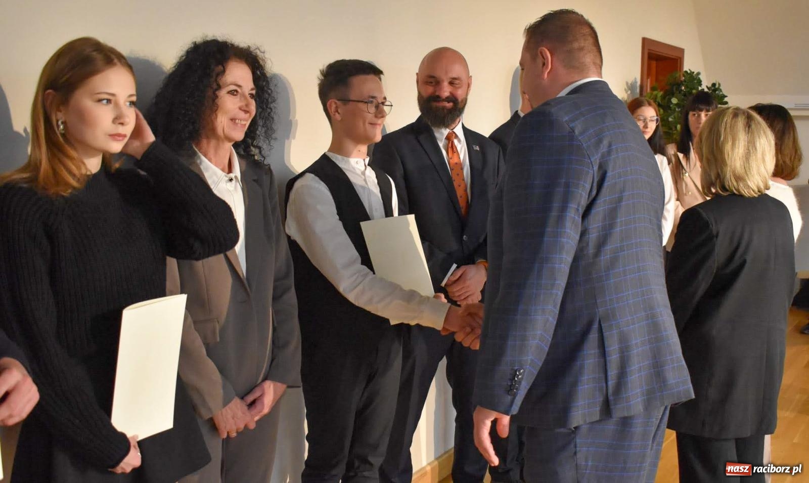 Zdjęcie w galerii na portalu naszraciborz.pl: Stypendyści premiera odebrali w Raciborzu dyplomy wiadomości z regionu