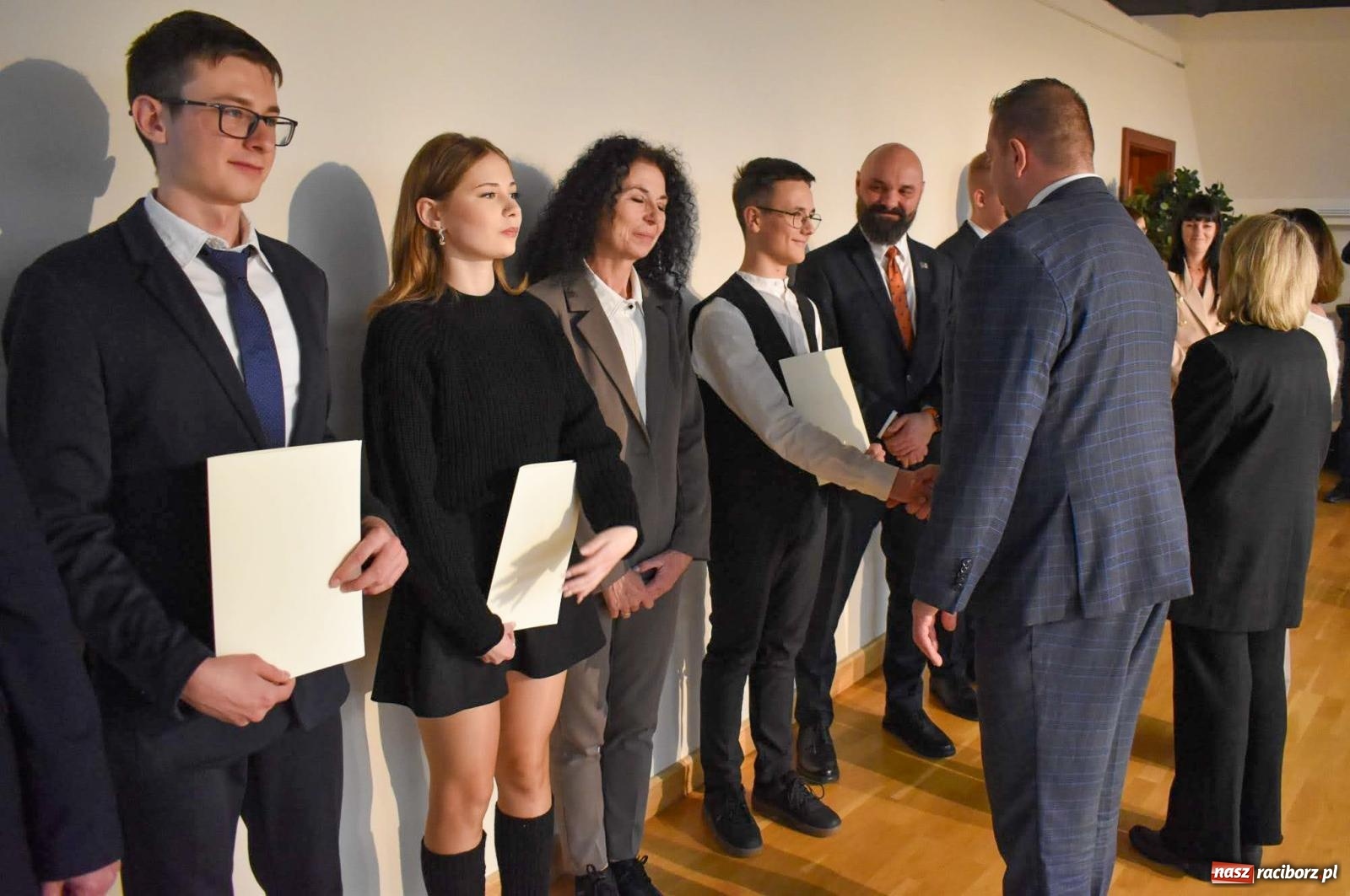 Zdjęcie w galerii na portalu naszraciborz.pl: Stypendyści premiera odebrali w Raciborzu dyplomy wiadomości z regionu