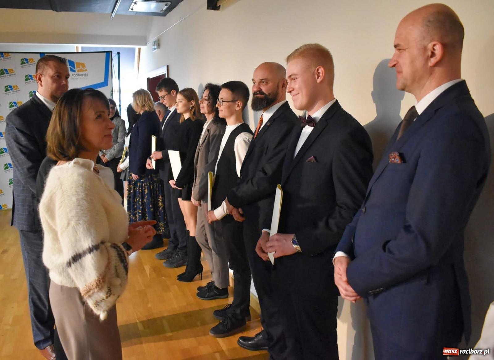 Zdjęcie w galerii na portalu naszraciborz.pl: Stypendyści premiera odebrali w Raciborzu dyplomy wiadomości z regionu